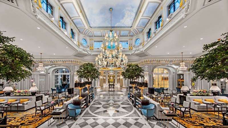 O lobby do St Regis, em Roma, é conhecido por seus interiores luxuosos e impacta os visitantes (Design por Pierre Yves-Rochon, fit-out por Tétris-JLL).