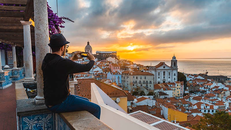 Pessoa vendo Lisboa do alto